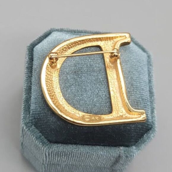 AK Vintage 'D' Brooch - Picture 4 of 5